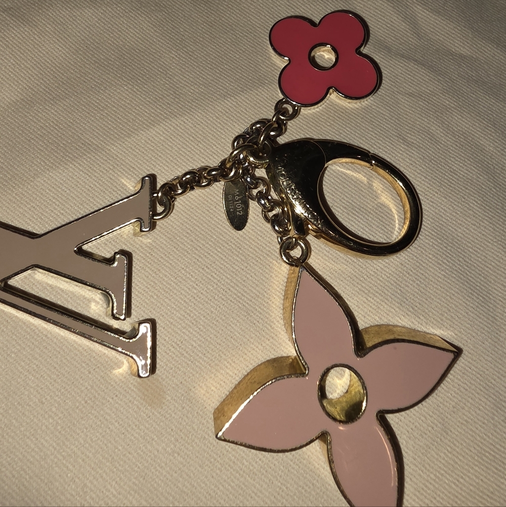 Authentic Louis Vuitton Floral Pink and Gold Key Holder a solid pink color - Picture 7 of 16